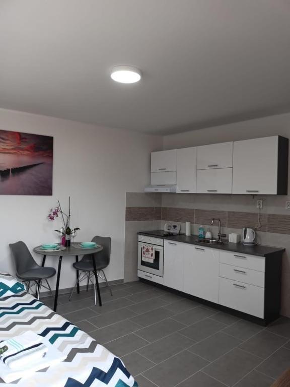 דירות Kaštela Studio Apartman Maria מראה חיצוני תמונה