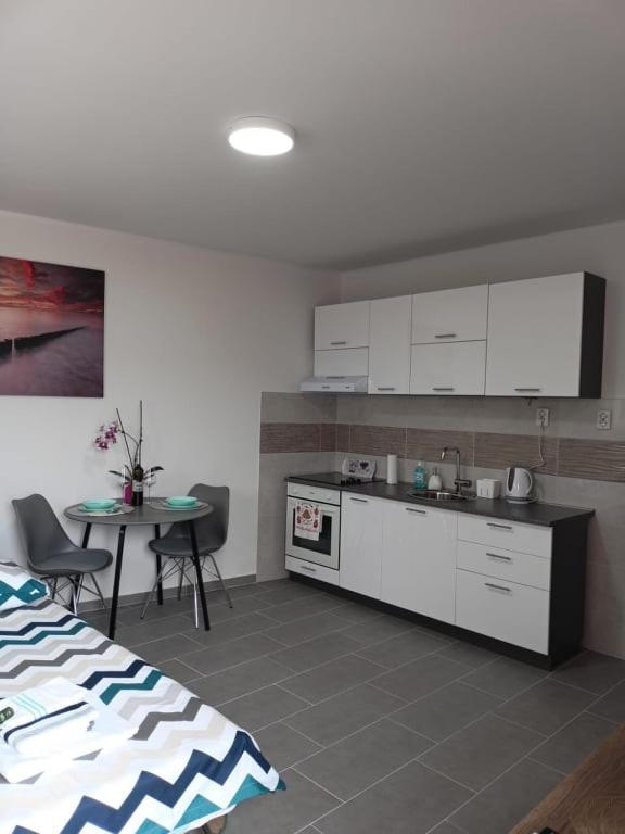 דירות Kaštela Studio Apartman Maria מראה חיצוני תמונה
